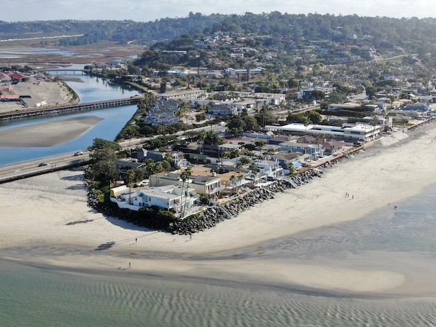 Vista aérea de los acantilados costeros de Del Mar North Beach, California y la casa con el océano Pacífico azul.