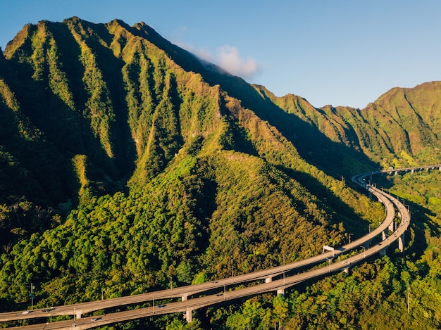 Vista aérea de los acantilados de la montaña verde y las famosas escaleras Haiku en Oahu, Hawaii