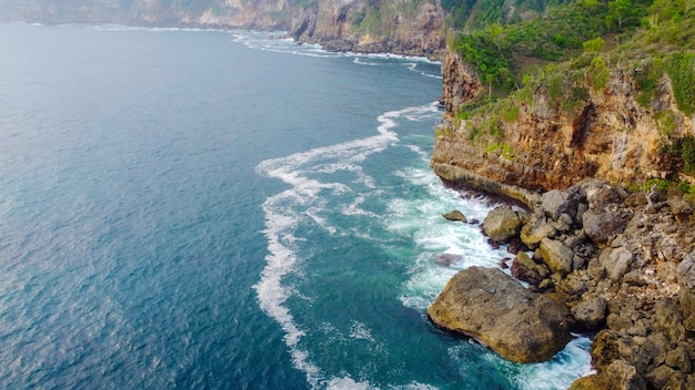 Vista aérea de los acantilados de la playa en Gunungkidul Yogyakarta