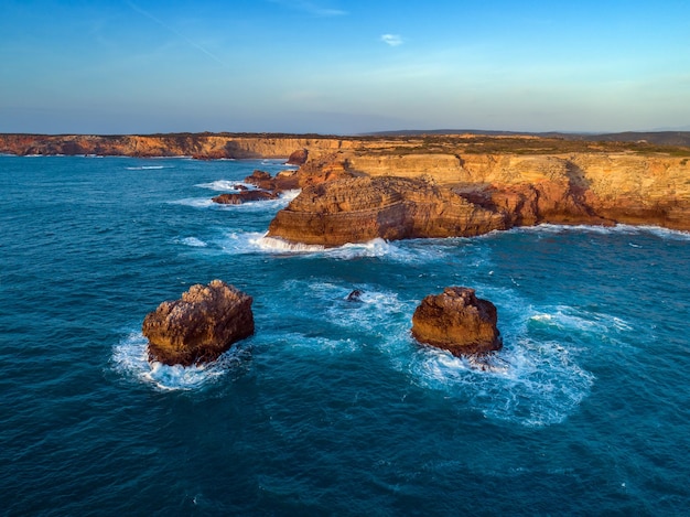 Vista aérea de acantilados rocosos y olas