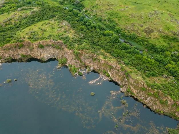 Vista aérea de los acantilados sobre el lago