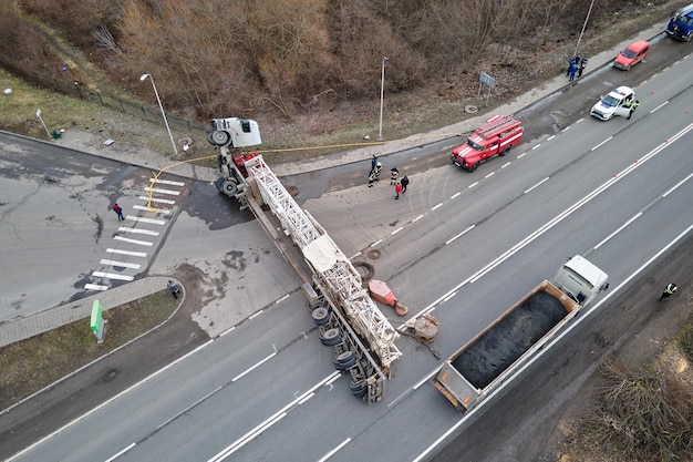 Vista aérea del accidente de tráfico con camión volcado bloqueando el tráfico