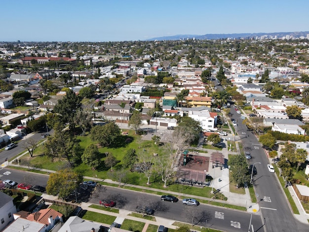 Vista aérea acima do bairro de Reynier Village, no oeste de Los Angeles, Califórnia, EUA