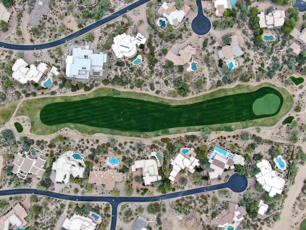 Vista aérea acima do campo de golfe e casas de luxo de luxo em Scottsdale Phoenix Arizona