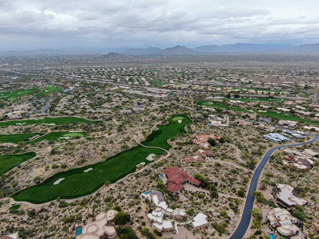Vista aérea acima do campo de golfe e casas de luxo de luxo em Scottsdale Phoenix Arizona