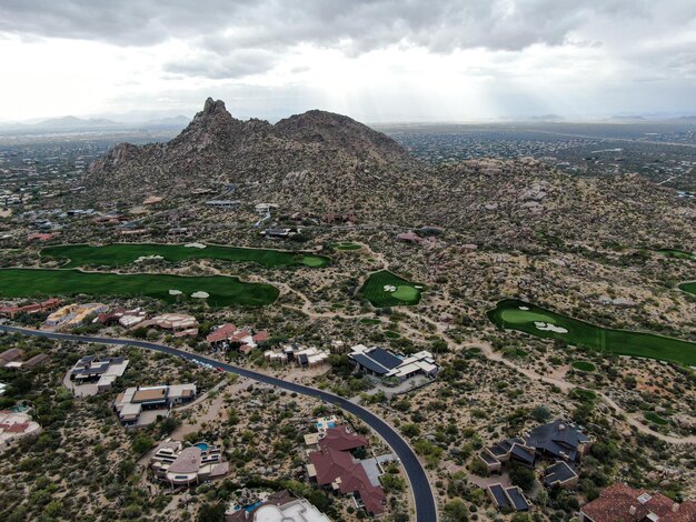 Vista aérea acima do campo de golfe e casas de luxo de luxo em Scottsdale Phoenix Arizona