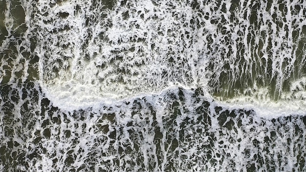 Foto vista aérea aérea de hermosas olas del mar rompiendo