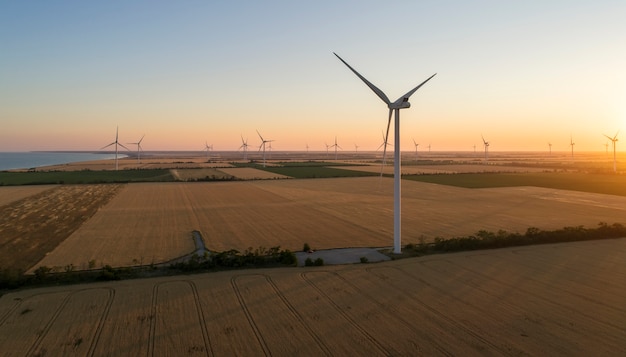 Vista aérea de aerogeneradores en el campo