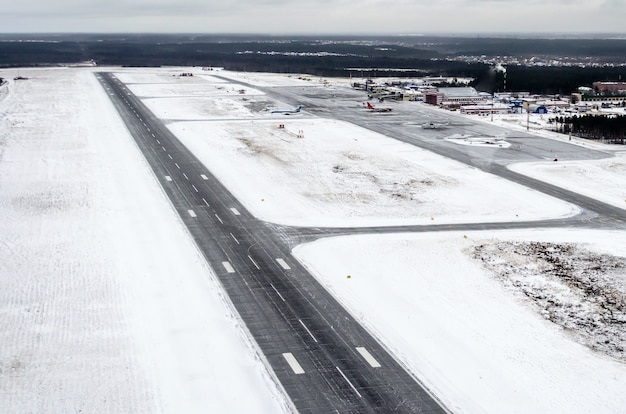 Vista aérea del aeropuerto y la pista de invierno.