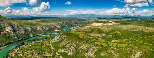 Vista aérea del agua esmeralda del río Neretva en la ciudad de Pocitelj en Bosina y Herzegovina