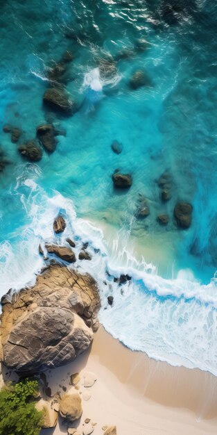 Foto vista aérea de agua de mar vibrante y imágenes de alta energía de la costa rocosa