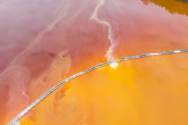 Vista aérea del agua de la mina de cobre roja