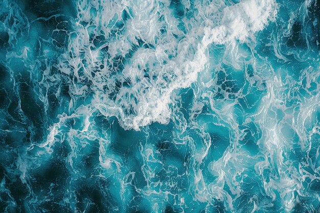 Vista aérea del agua turquesa del océano con salpicaduras y espuma