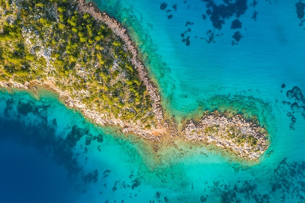 Vista aérea de aguas turquesas claras cerca de una isla tropical en el Caribe Vacaciones en el Caribe