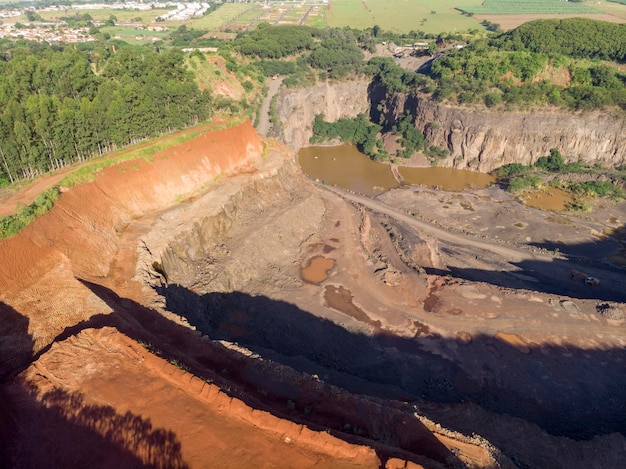 Foto vista aérea del agujero en el minero de piedra