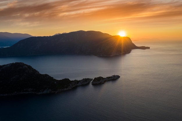 Vista aérea al amanecer en el mar cerca de Marmaris Turquía Costa rocosa del mar Egeo