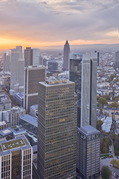 Vista aérea al atardecer de la ciudad de Frankfurt en Alemania