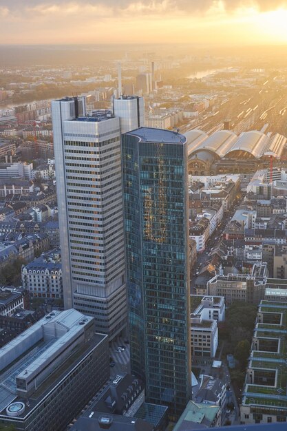 Vista aérea al atardecer de la ciudad de Frankfurt en Alemania