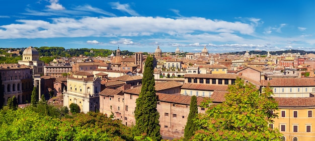 Vista aérea al costado del Capitolio con ruinas del Foro Romano