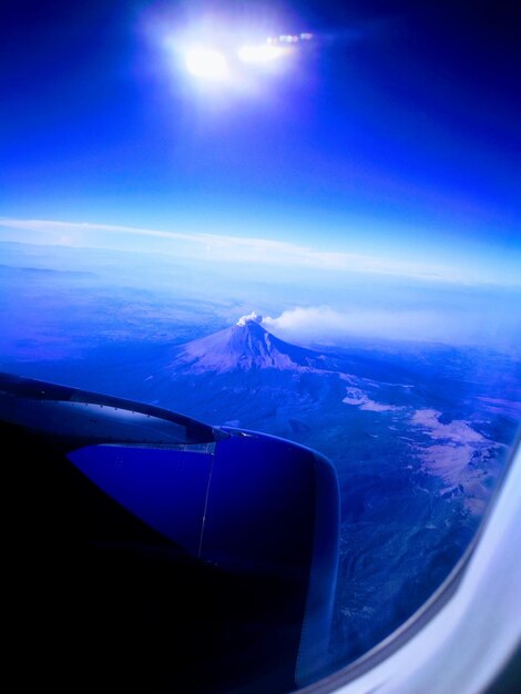 Vista aérea del ala del avión sobre el paisaje