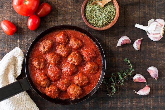 Foto una vista aérea de albóndigas en salsa de tomate agridulce con ingredientes