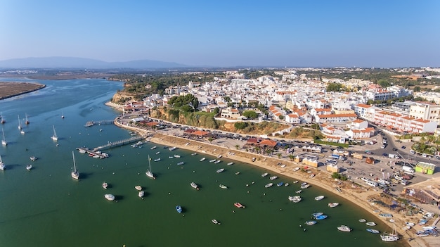 Vista aérea de la aldea de Alvor, en verano, en el sur de Portugal, Algarve