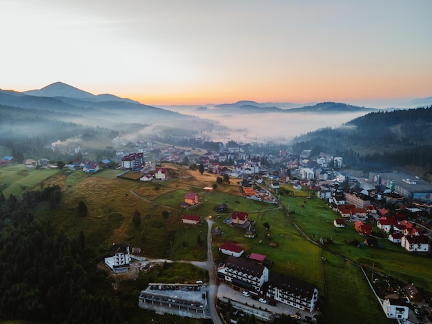 Vista aérea de la aldea de bukovel en el espacio de copia de la cordillera de los Cárpatos ucranianos