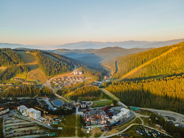 Vista aérea de la aldea de bukovel en el espacio de copia de la cordillera de los Cárpatos ucranianos