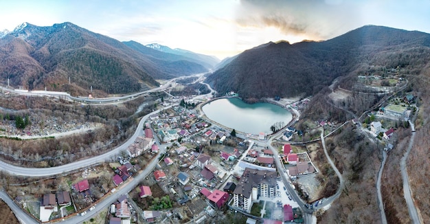 Vista aérea de la aldea de Krasnaya Polyana, Sochi, Rusia