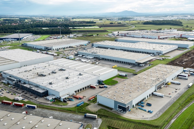 Vista aérea de un almacén o planta industrial o centro logístico desde arriba. Vista desde arriba