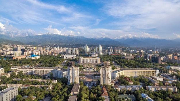 Vista aérea de Almaty en la Plaza de la República