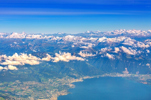 Foto vista aérea de los alpes suizos y el lago ginebra