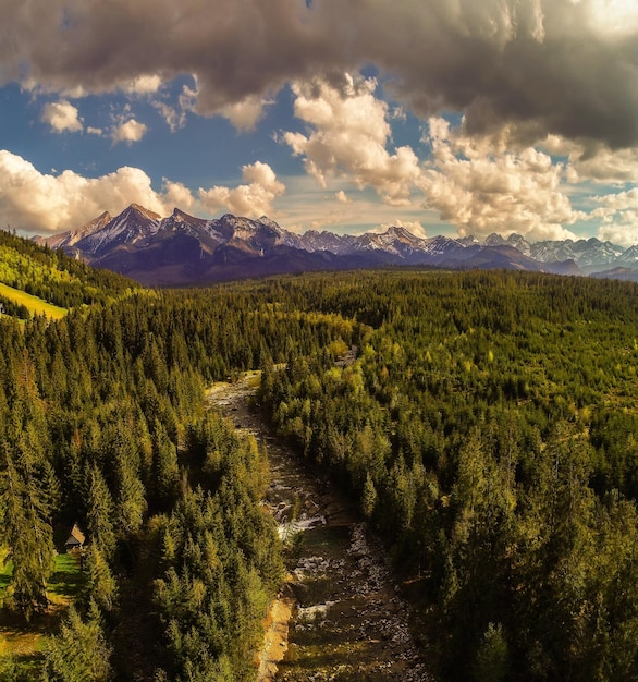 Vista aérea de las altas montañas tatra y el río Bialka