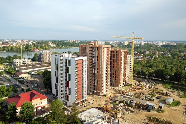 Vista aérea de altos edificios de apartamentos residenciales en construcción. Desarrollo inmobiliario.