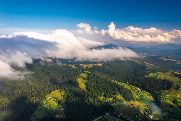 Foto vista aérea del amanecer brumoso en las montañas cárpatos