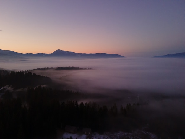 Vista aérea del amanecer en el espacio de copia de montañas de invierno