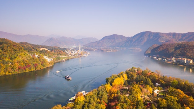 Vista aérea. Amanecer de otoño en la isla de Nami, Seúl Corea