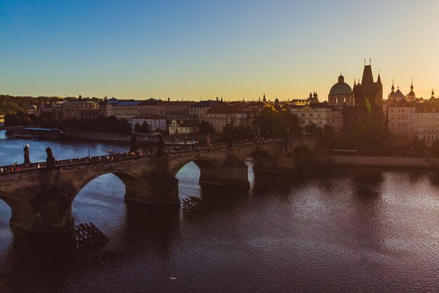 Vista aérea del amanecer del puente de carlos en praga