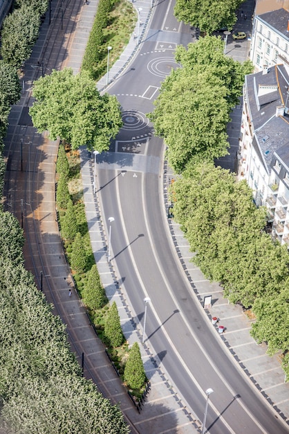 Vista aérea de la amplia avenida verde en la ciudad de Nantes en Francia