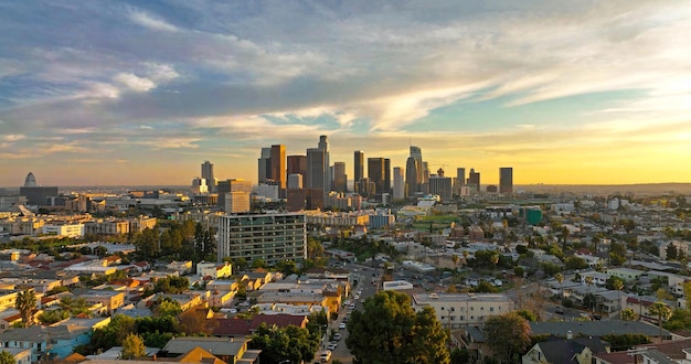 Vista aérea de los angeles volando con drone paisaje urbano del centro de los angeles