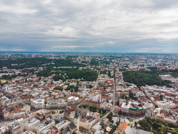 Vista aérea antiga cidade europeia com telhados vermelhos. espaço de cópia