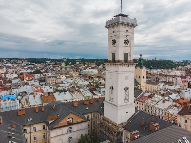 Vista aérea antiga cidade europeia com telhados vermelhos torre da prefeitura