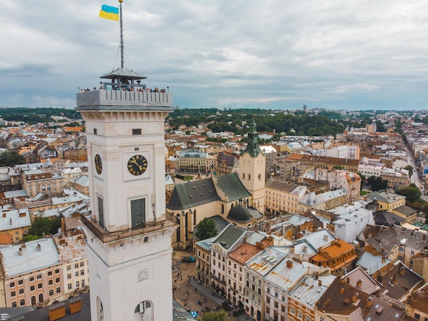 Vista aérea antiga cidade europeia com telhados vermelhos torre da prefeitura