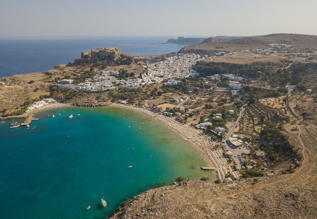 Vista aérea de la antigua Acrópolis y el pueblo de Lindos, Rodas, Grecia