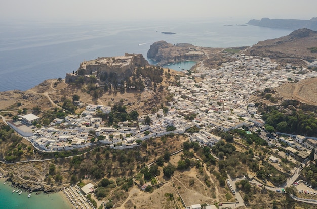 Vista aérea de la antigua Acrópolis y el pueblo de Lindos, Rodas, Grecia