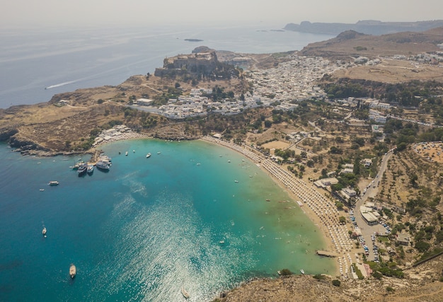 Vista aérea de la antigua Acrópolis y el pueblo de Lindos, Rodas, Grecia