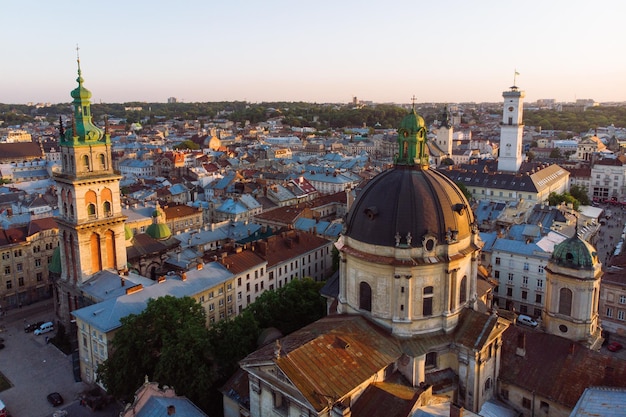 Vista aérea de la antigua ciudad europea al atardecer