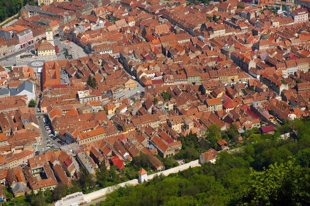 Vista aérea de la antigua ciudad europea de Brasov, Rumania