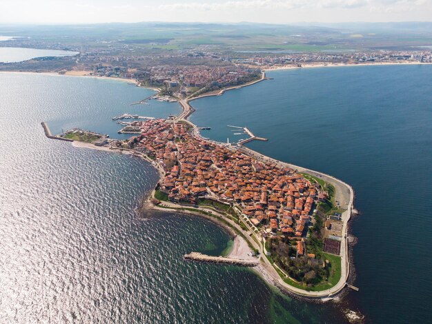 Vista aérea de la antigua ciudad de Nesebar en la costa del Mar Negro de Bulgaria