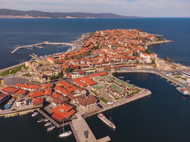 Vista aérea de la antigua ciudad de Nesebar en la costa del Mar Negro de Bulgaria